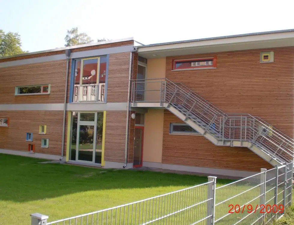 Ein öffentliches Gebäude ist mit einer neuen Holzfassade saniert worden