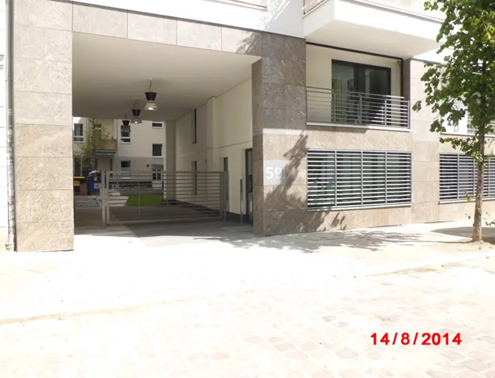 Der Eingang eines Wohngebäudes ist mit großen Fliesen verkleidet