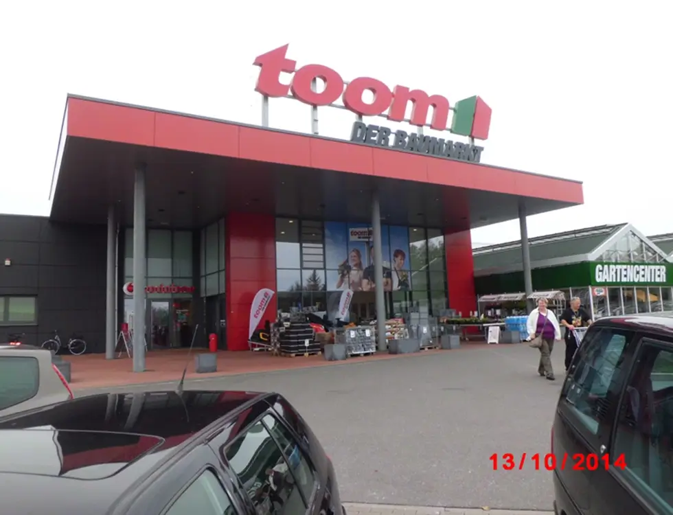 Roter Fassadenbau des Einganges eines Baumarkts