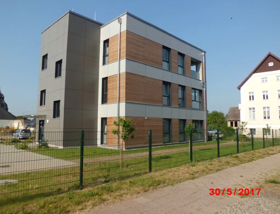 Ein öffentliches Gebäude ist mit einer neuen Holzfassade saniert worden