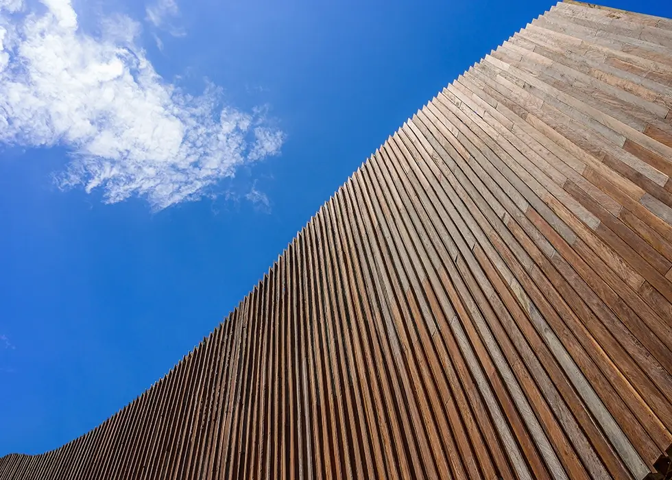 Abstrakte Struktur von Architekturdetails einer modernen Holzfassade